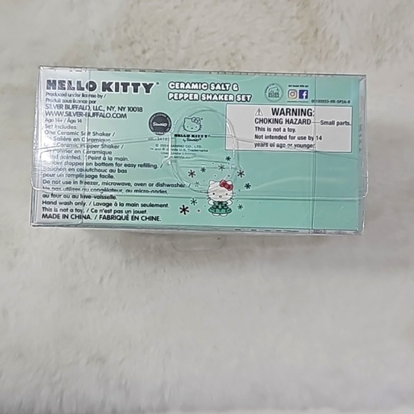Sanrio Hello Kitty Christmas Holiday Salt and Pepper Shaker - Picture 4 of 5